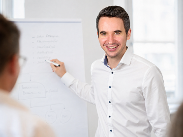 Persönliche Beratung bei nettopolizze.at: die Anlagestrategie wird am Flipchart erklärt